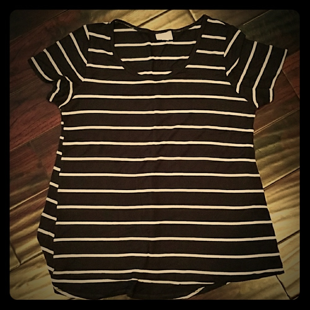 Medium LulaRoe Classic T